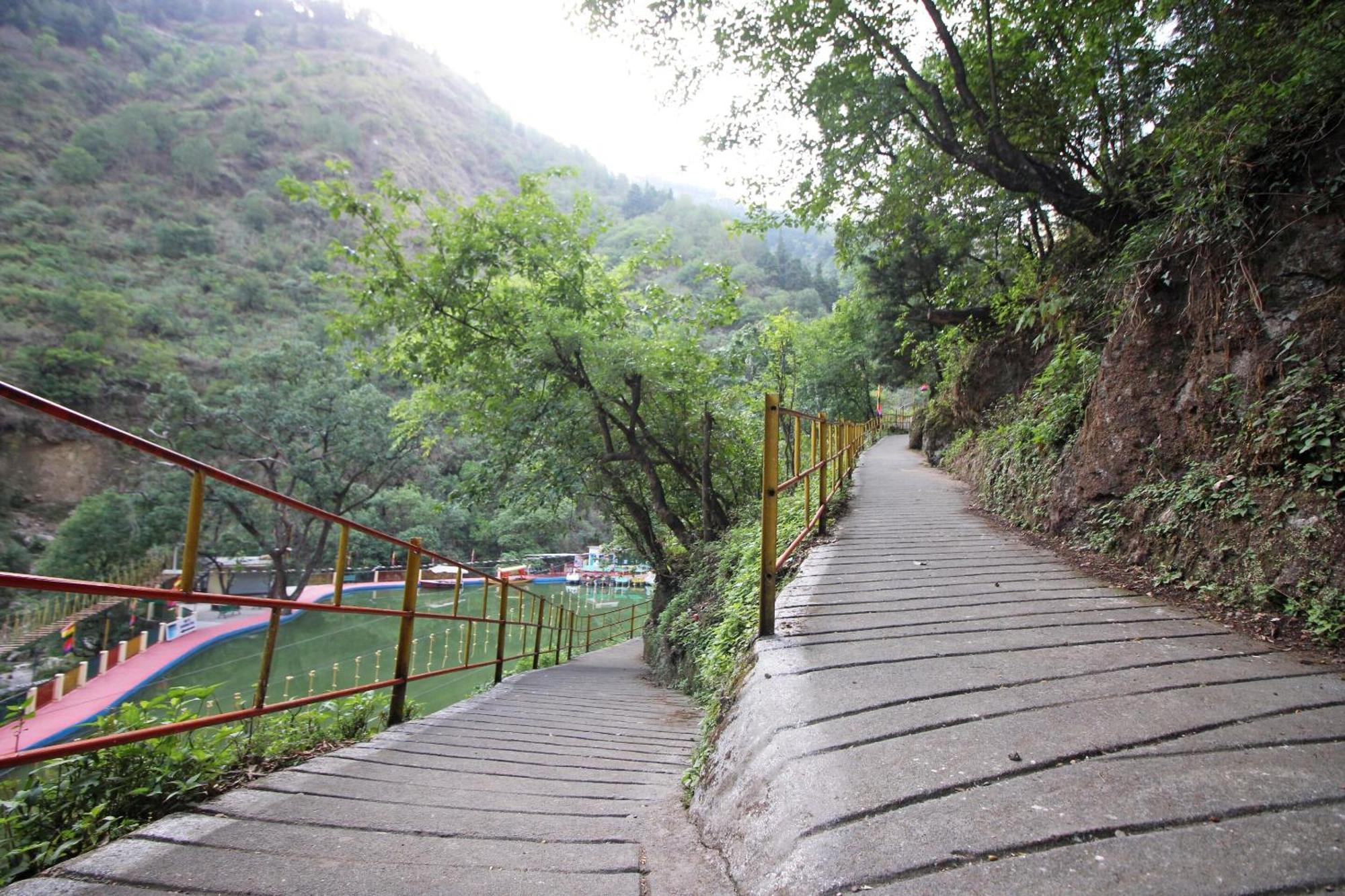 Hotel O Kempty Lake Adventure Resort Mussoorie Exteriör bild